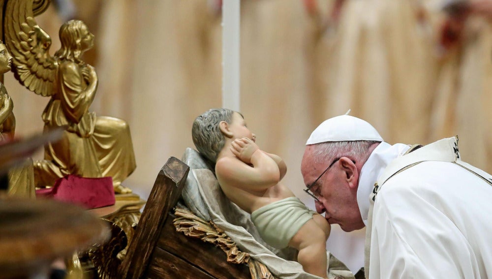 El Papa besa la figura del Niño en Nochebuena