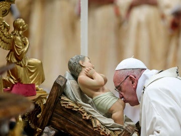 El Papa besa la figura del Niño en Nochebuena