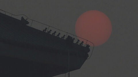 El sol amanece en una densa capa de contaminaci&oacute;n