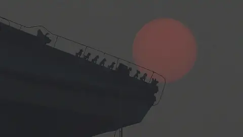 El sol amanece en una densa capa de contaminación El sol amanece en una densa capa de contaminación