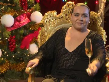 Falete brinda con los espectadores Falete brinda con los espectadores