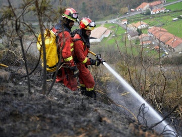 Efectivos de la UME en labores de extinción del fuego en Fresneda