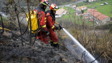 Efectivos de la UME en labores de extinción del fuego en Fresneda