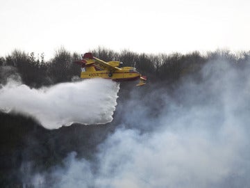 Un hidroavión trabaja en la extinción del fuego