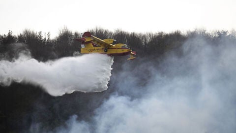 Un hidroavi&oacute;n trabaja en la extinci&oacute;n del fuego