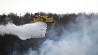 En Cantabria permanecen activos 32 fuegos y en Asturias 20