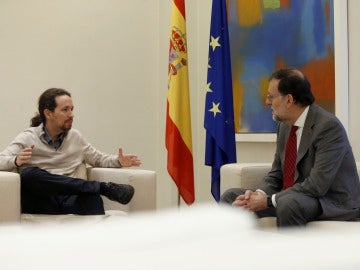 Mariano Rajoy recibe en el interior de la Moncloa a Iglesias