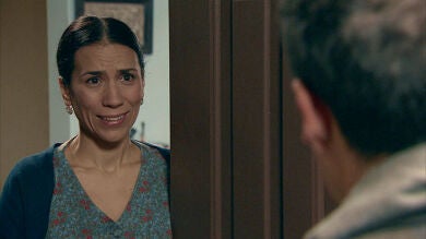 Marcelino descubre que Manolita y Ramón han estado ensayando durante la noche