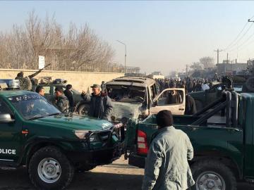 Miembros de seguridad afganos inspeccionan el lugar de la explosión