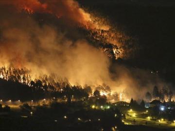 El incendio que comenzó en Berango se ha extendido hasta Sopelana El incendio que comenzó en Berango se ha extendido hasta Sopelana