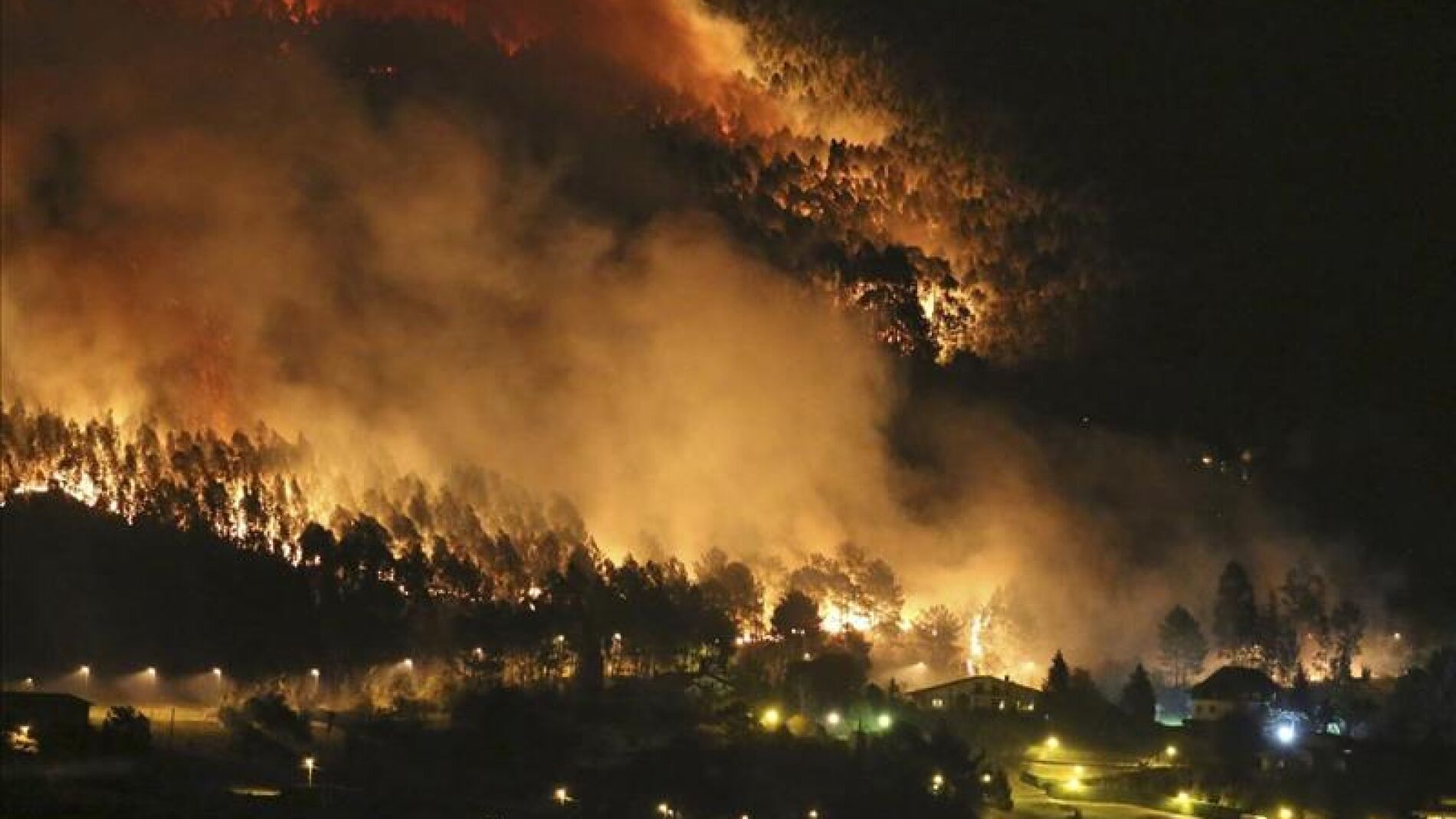 El incendio que comenz&oacute; en Berango se ha extendido hasta Sopelana