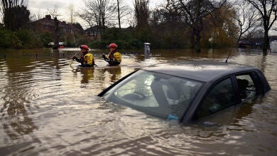 Siguen las labores de rescate en el norte de Inglaterra por las inundaciones que asolan la región