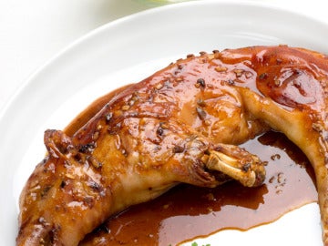 Cochinillo asado con ensalada Cochinillo asado con ensalada