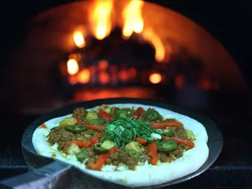 Una familia estadounidense cocina una pizza en el horno y descubre una serpiente asada dentro Una familia estadounidense cocina una pizza en el horno y descubre una serpiente asada dentro