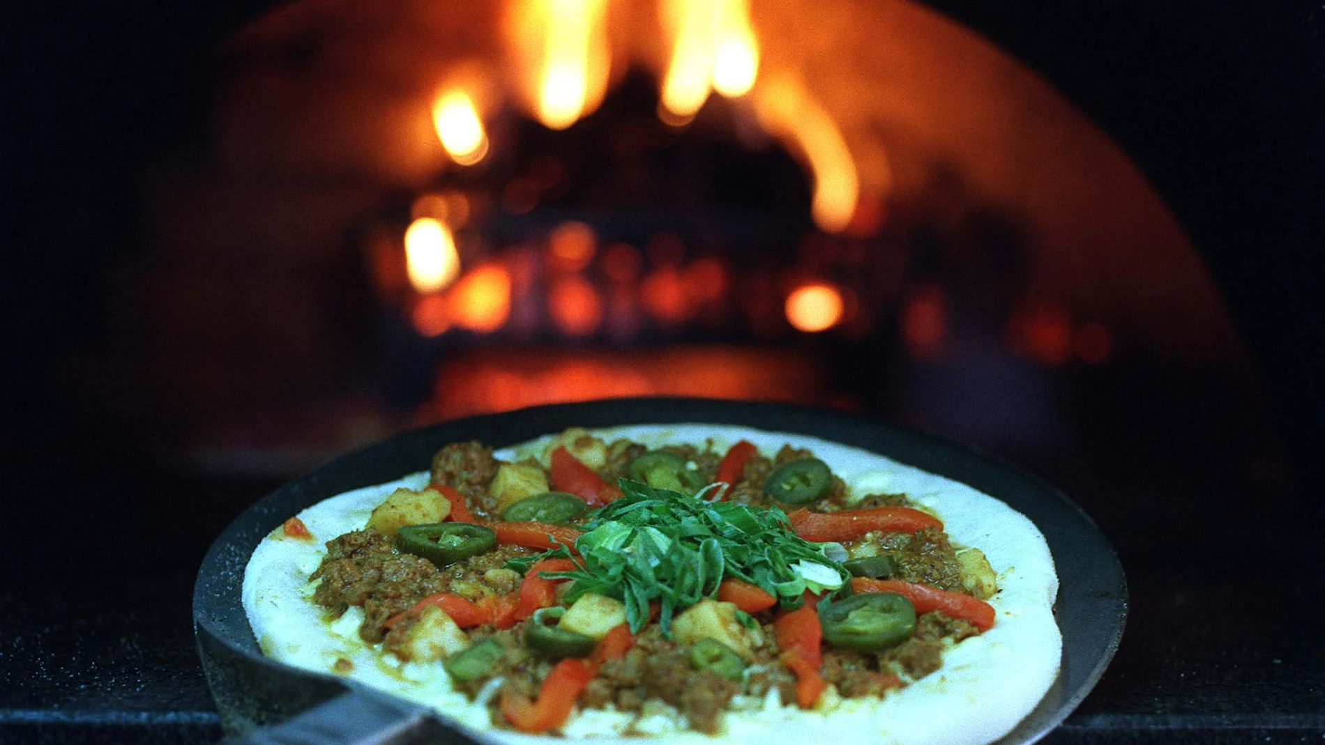 Una familia estadounidense cocina una pizza en el horno y descubre una serpiente asada dentro Una familia estadounidense cocina una pizza en el horno y descubre una serpiente asada dentro