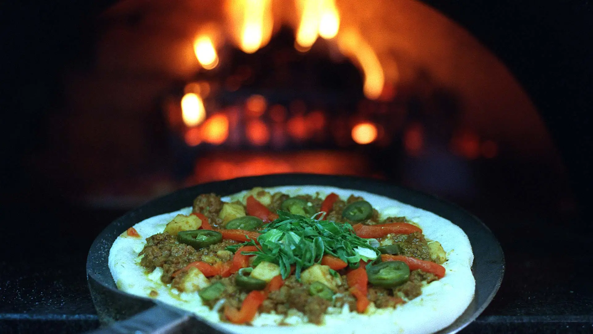 Una familia estadounidense cocina una pizza en el horno y descubre una serpiente asada dentro Una familia estadounidense cocina una pizza en el horno y descubre una serpiente asada dentro