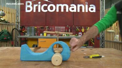Un helicóptero infantil de madera