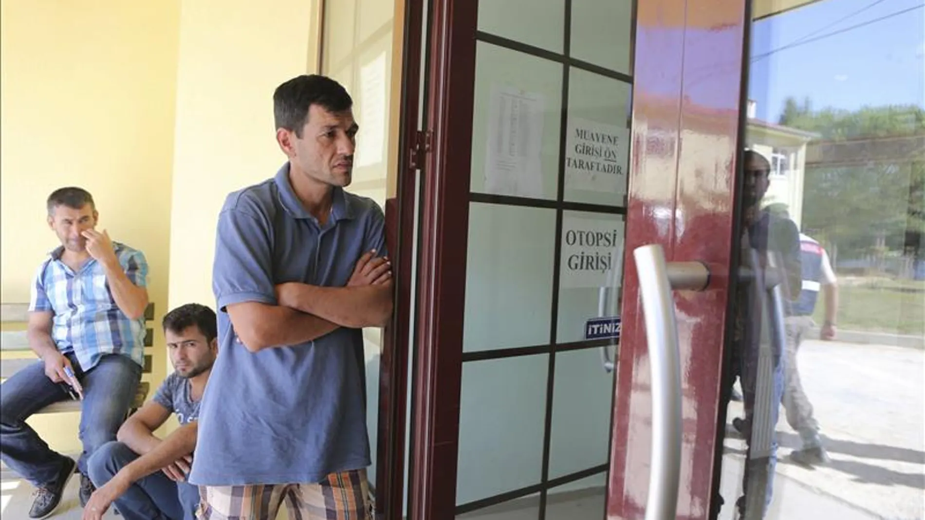 El padre de Aylan en el depósito de cadáveres El padre de Aylan en el depósito de cadáveres