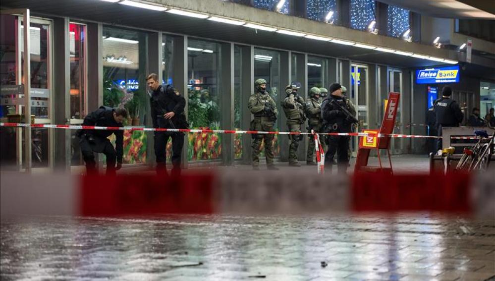 Policía alemana prestan guardia en la principal estación de tren en Múnich