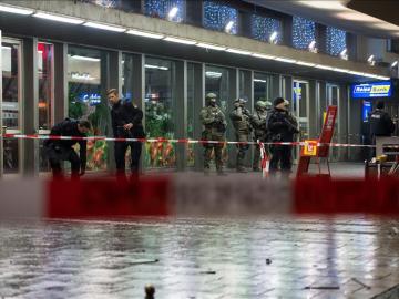 Policía alemana prestan guardia en la principal estación de tren en Múnich Policía alemana prestan guardia en la principal estación de tren en Múnich