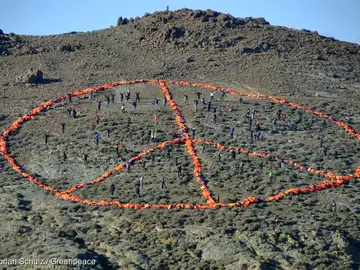 Crean el símbolo de la paz en Lesbos Crean el símbolo de la paz en Lesbos