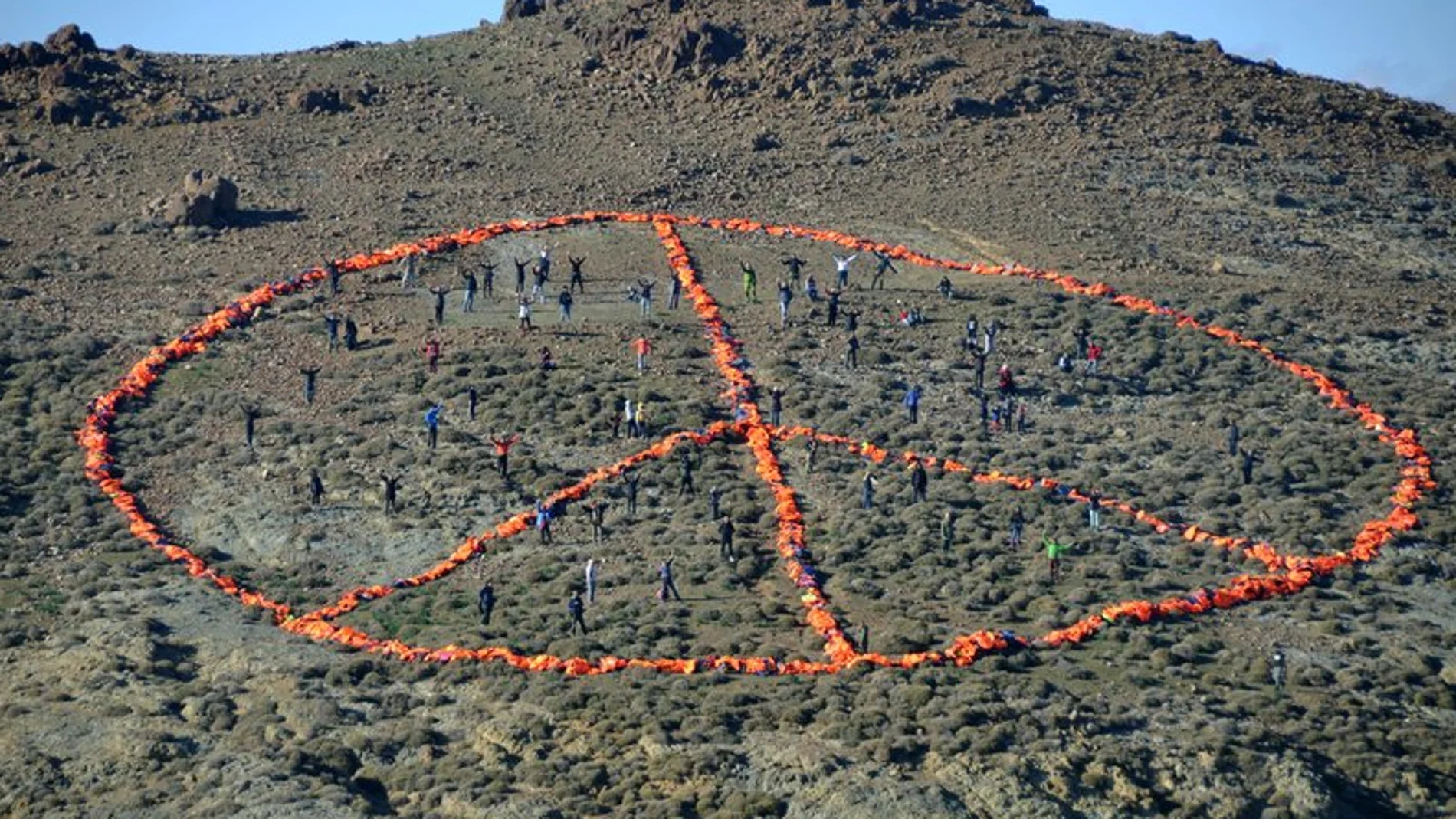 Crean el símbolo de la paz en Lesbos Crean el símbolo de la paz en Lesbos