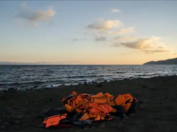 Chalecos salvavidas abandonados por los inmigrantes Chalecos salvavidas abandonados por los inmigrantes