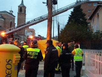 Los bomberos durante la extinción del incendio Los bomberos durante la extinción del incendio