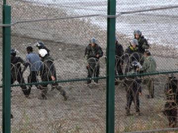 Un grupo de inmigrantes intenta saltar la valla de Ceuta
