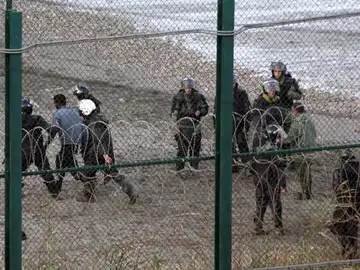 Un grupo de inmigrantes intenta saltar la valla de Ceuta Un grupo de inmigrantes intenta saltar la valla de Ceuta