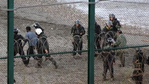 Un grupo de inmigrantes intenta saltar la valla de Ceuta