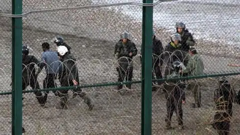 Un grupo de inmigrantes intenta saltar la valla de Ceuta Un grupo de inmigrantes intenta saltar la valla de Ceuta