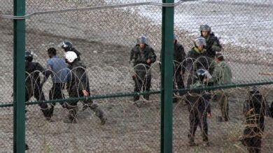 Un inmigrante suma 30 horas encaramado a la valla de Ceuta, hasta que ha sido devuelto a Marruecos