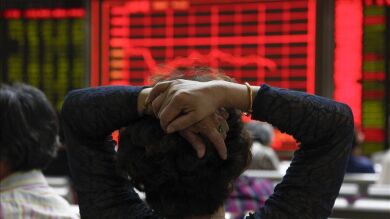 China paraliza sus bolsas por primera vez en la historia ante las fuertes caídas