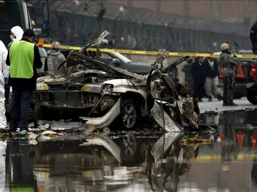 Oficiales de Seguridad investigan el lugar donde se ha producido la explosión Oficiales de Seguridad investigan el lugar donde se ha producido la explosión