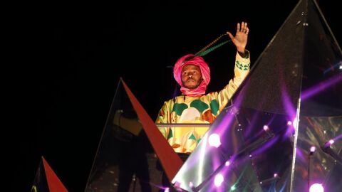 El Rey Baltasar saluda a todos los madrile&ntilde;os desde su carroza