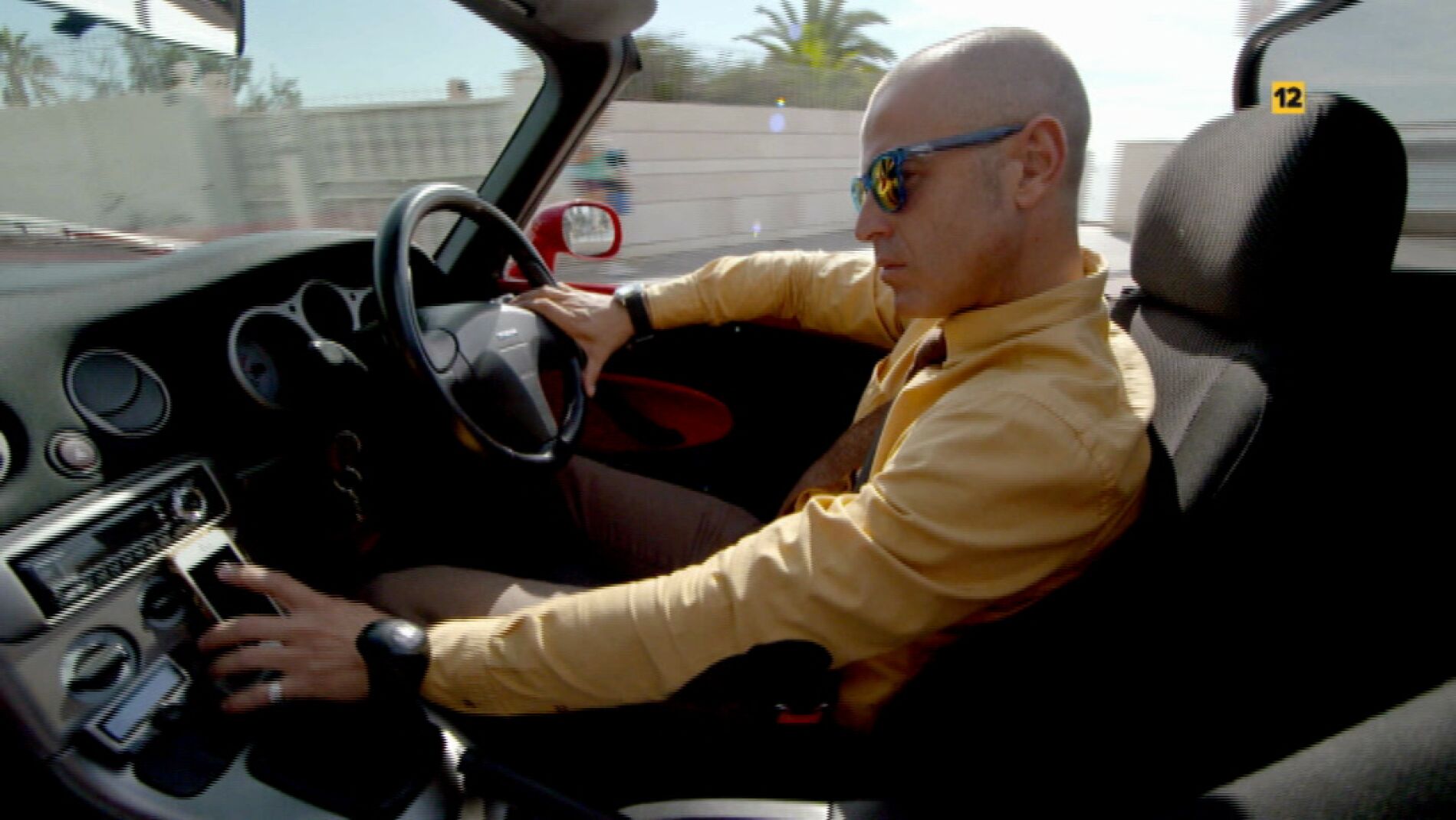 Jonathan: "Con mi descapotable rojo se liga bastante"