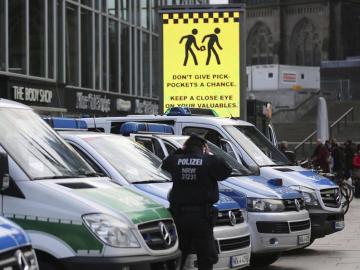 Un policía patrulla cerca de la estación central de tren de Colonia Un policía patrulla cerca de la estación central de tren de Colonia