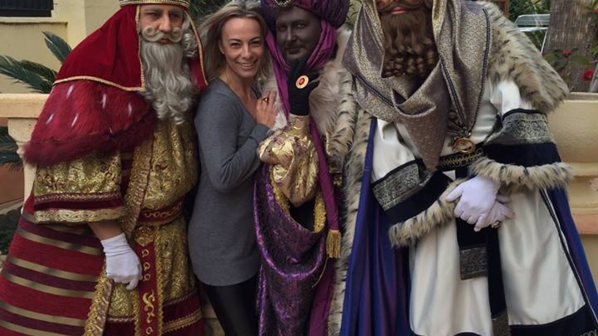 Sonia Castedo posa junto a los Reyes Magos