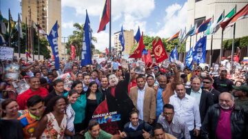 Diputados chavistas junto a sus seguidores en una marcha hasta el Supremo