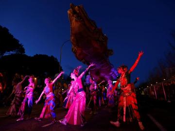 Bailarinas de Sueños de India durante la cabalgata de los Reyes Magos