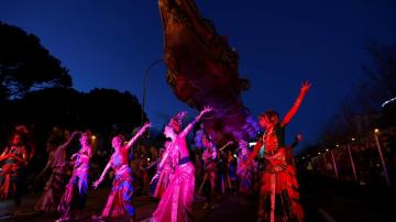 Bailarinas de Sueños de India durante la cabalgata de los Reyes Magos