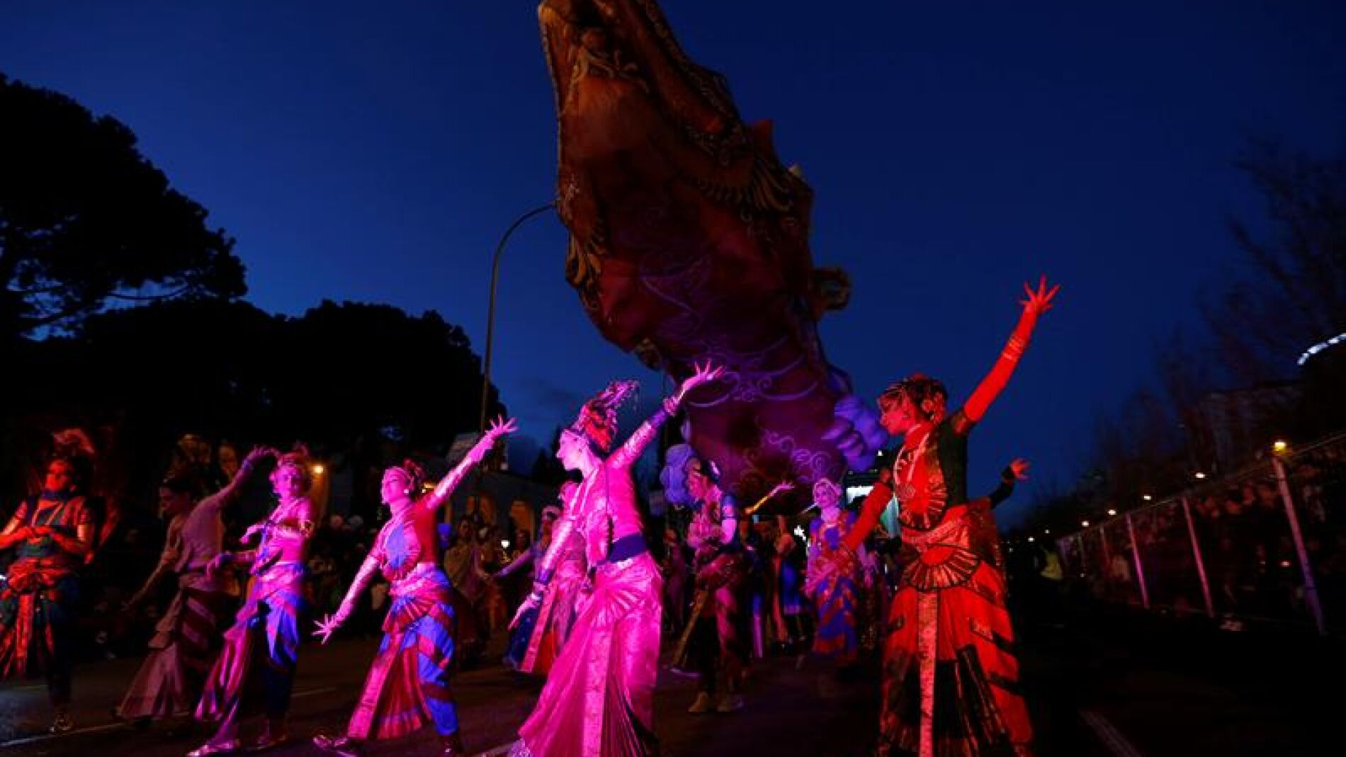 Bailarinas de Sue&ntilde;os de India durante la cabalgata de los Reyes Magos