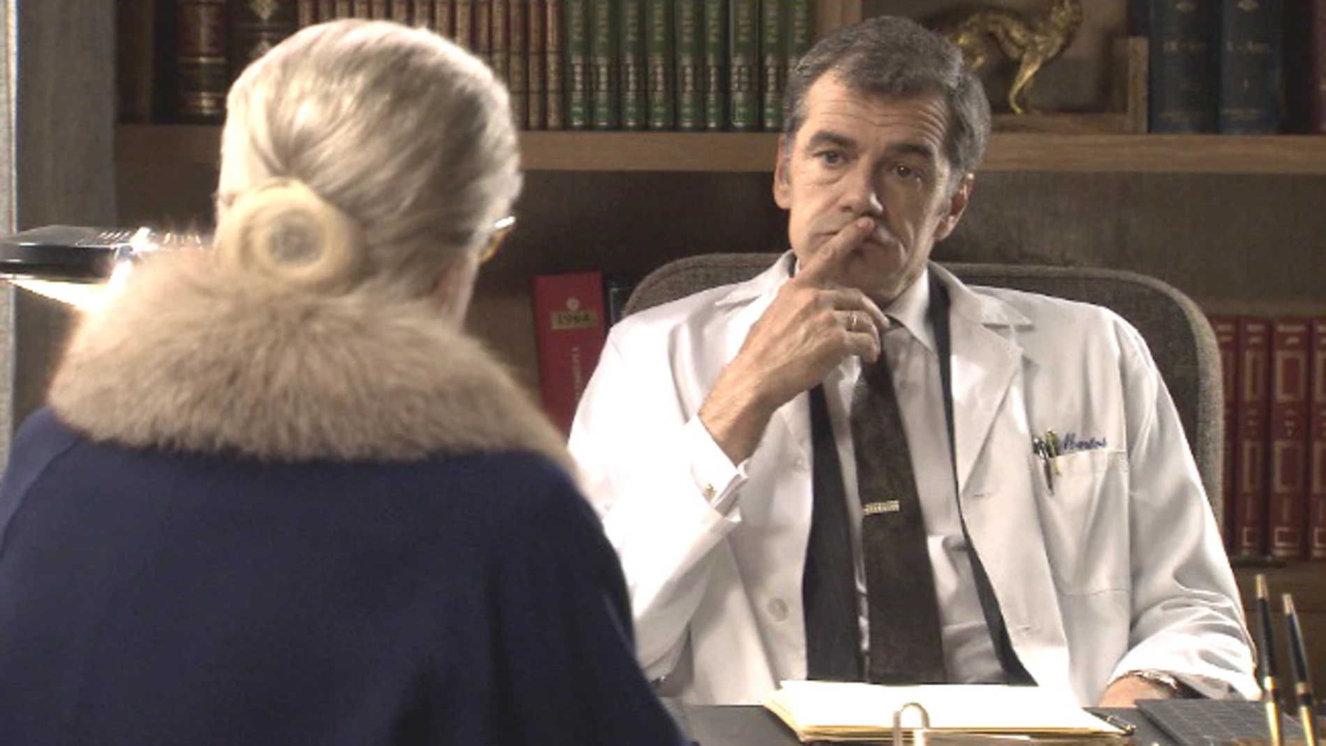 El Dr. Martos le pide a Emilia que actúe como   espía