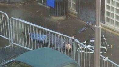 Abatido un hombre junto a una comisaría del norte de París