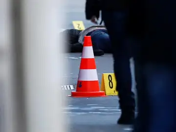 El cadáver del atacante yace en el suelo tras ser abatido por la policía El cadáver del atacante yace en el suelo tras ser abatido por la policía