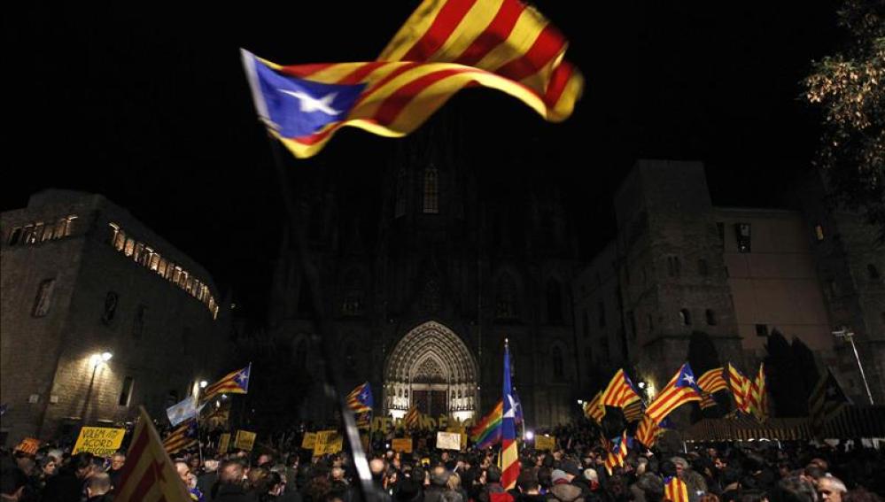 Miles de personas con banderas independentistas en Barcelona