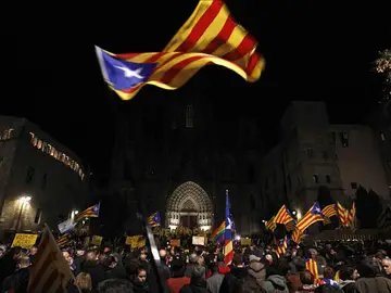 Miles de personas con banderas independentistas en Barcelona Miles de personas con banderas independentistas en Barcelona
