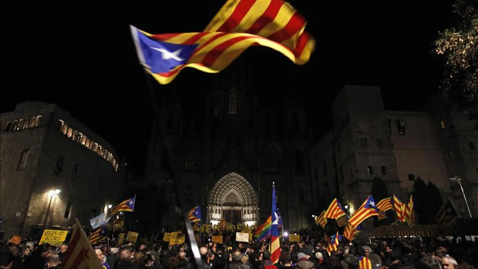 Miles de personas con banderas independentistas en Barcelona Miles de personas con banderas independentistas en Barcelona