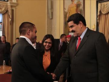 Maduro saludando a Luis Salas, nuevo ministro de Economía Productiva 